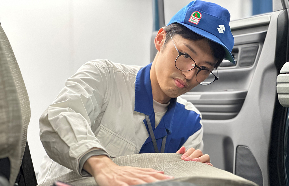 フィッティングを確認している様子