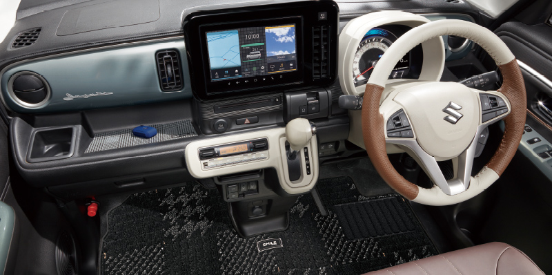 携帯リモコンカバー（シリコン）、エンブレムステッカー、インパネトレーマット、本革ステアリングホイールカバー、フロアマット（ジュータン）