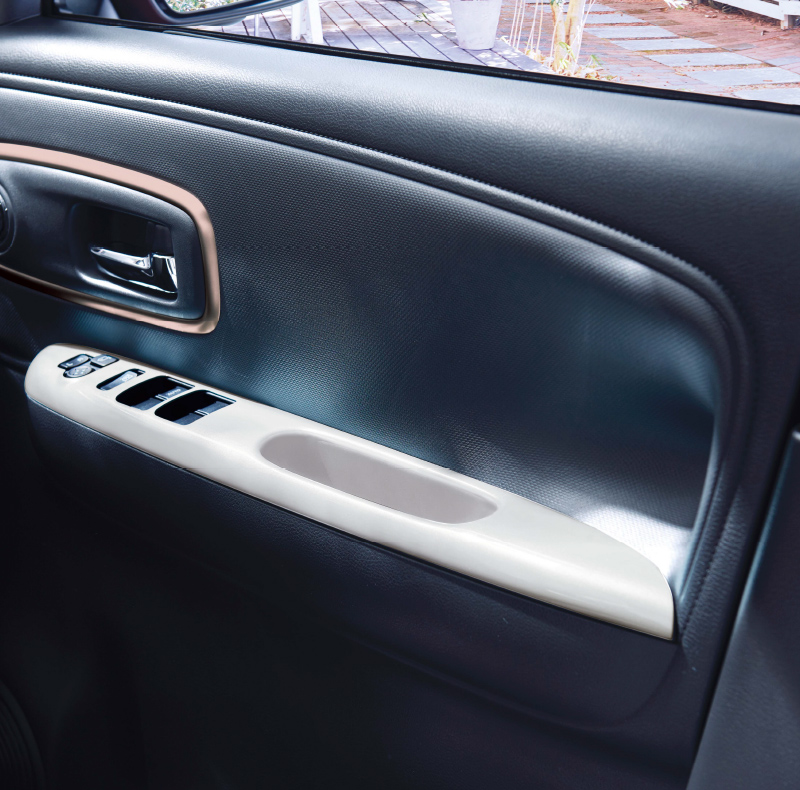 ドアトリムオーナメント、フロントドアアームレスト